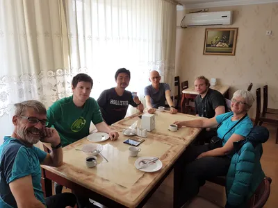 Drei Fahrrad-Fahrer, zwei Motorrad-Fahrer und zwei Backpacker