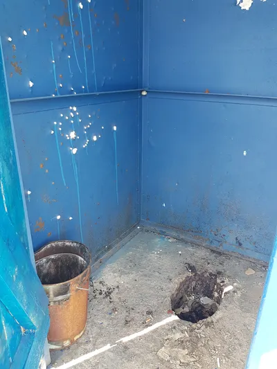 Ein Klo mit Schusslöchern - ich hoffe nur da kommen jetzt keine dazu...