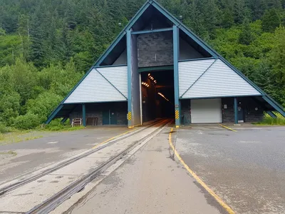 Eingang in den enspurigen Tunnel