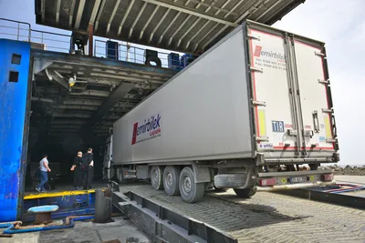 36 Lastwagen muessen hier rein - plus zwei Motorraeder und drei Velos