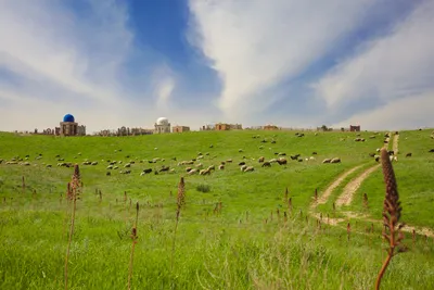 Friedhöfe mit aufwändig gestalteten Gräbern schmücken die Landschaft