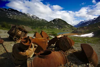 Alte Teile einer Mine vor dem Salmon Lake
