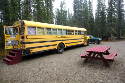 Übernachtung im Schulbus auf dem "Thompsons Eagle Claw Motorcycle camping"