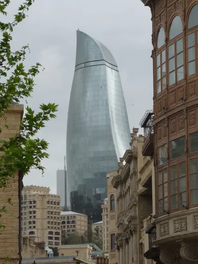 Einer der drei Flametowers hinter der Altstadt