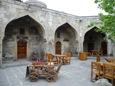 Ehemalige Karavanserei mit typischen abgetrennten Essraeumen